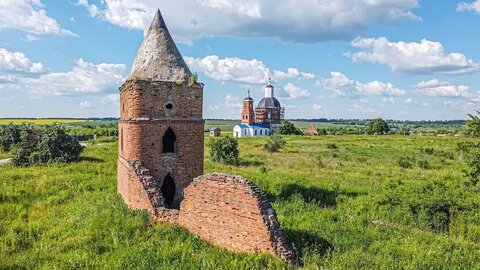 Одна из сохранившихся башен Сабурово и вид на храм