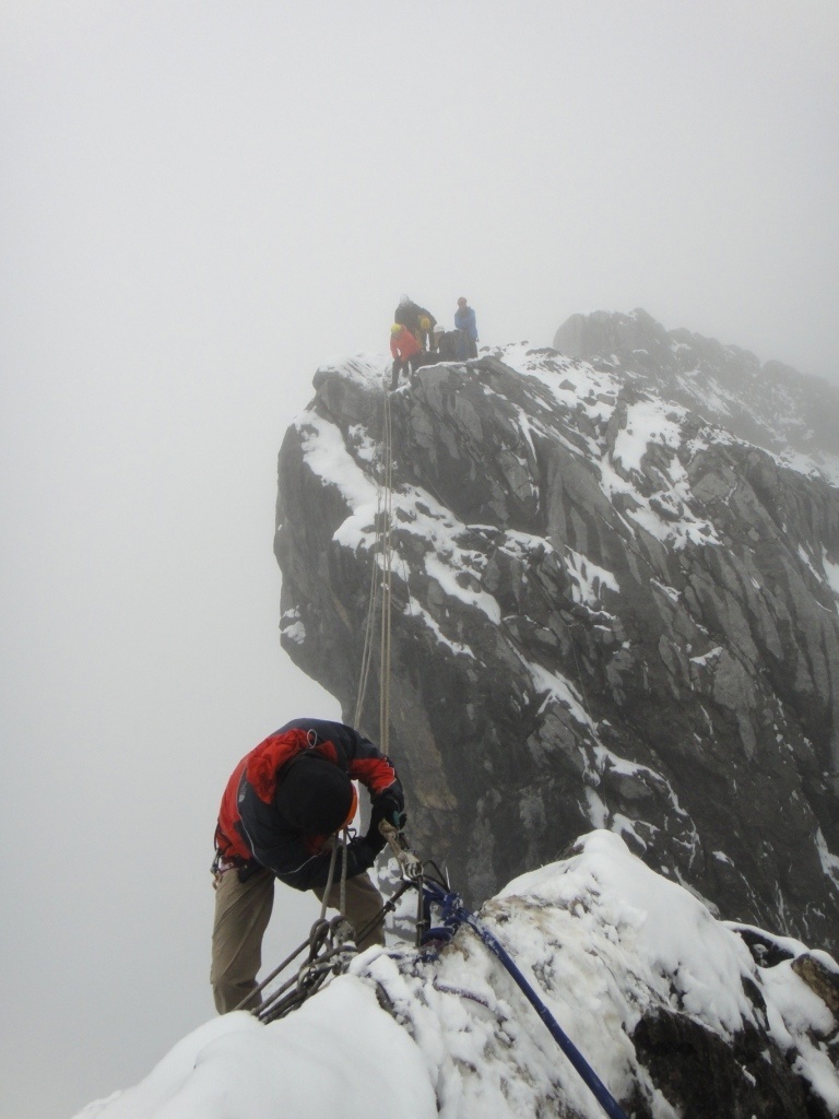 Выход на вершину пирамиды Карстенз. Фото Максима Богатырёва