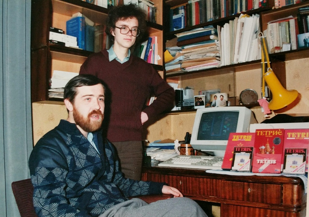 Фото взято из Ягдекс картинки. Алексей Пажитнов сидит на стуле.