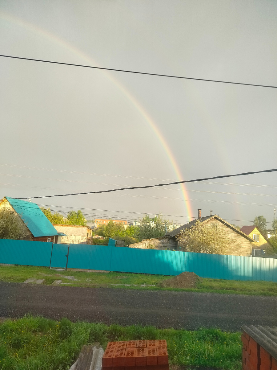 После дождика мы порадовались двойной радуге. Вторую, правда, на фото плохо видно.