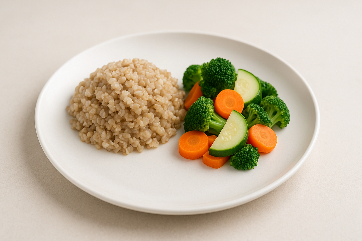 Это пример «правильного» с точки зрения старых диет представления о питании: обезжиренная, углеводная еда без источников белка и жиров. Такое меню часто выглядит полезным, но на деле может усиливать дефицит белка и мешать организму правильно перерабатывать жиры — именно это становится одной из причин роста «плохого» холестерина, несмотря на отказ от жирной пищи.