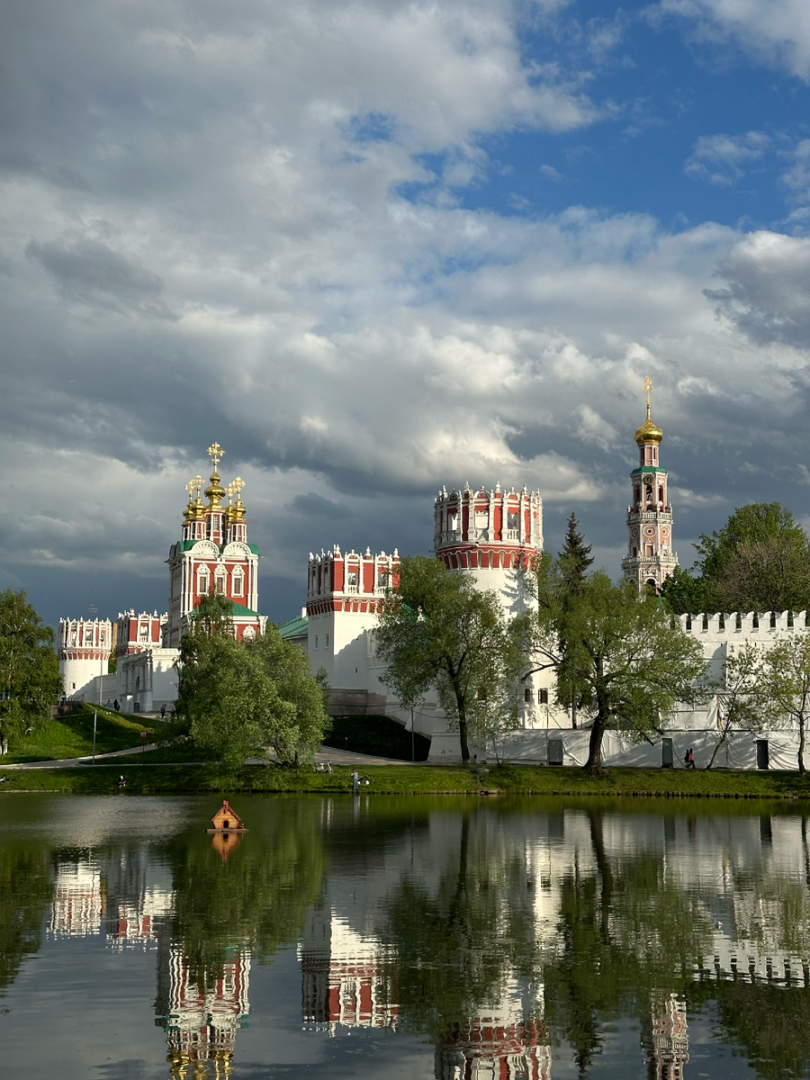 Сижу, пишу и одновременно наслаждаюсь спокойствием и почти тишиной :)