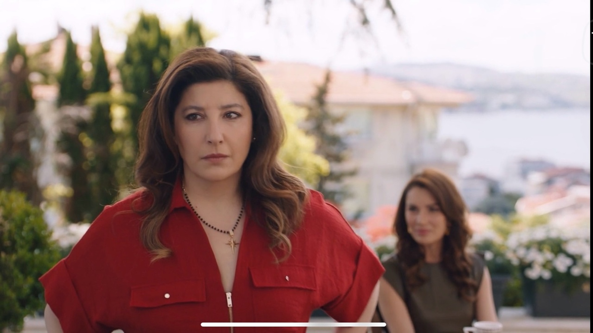 Ишил попросила Мери покинуть стол при своей подруге.