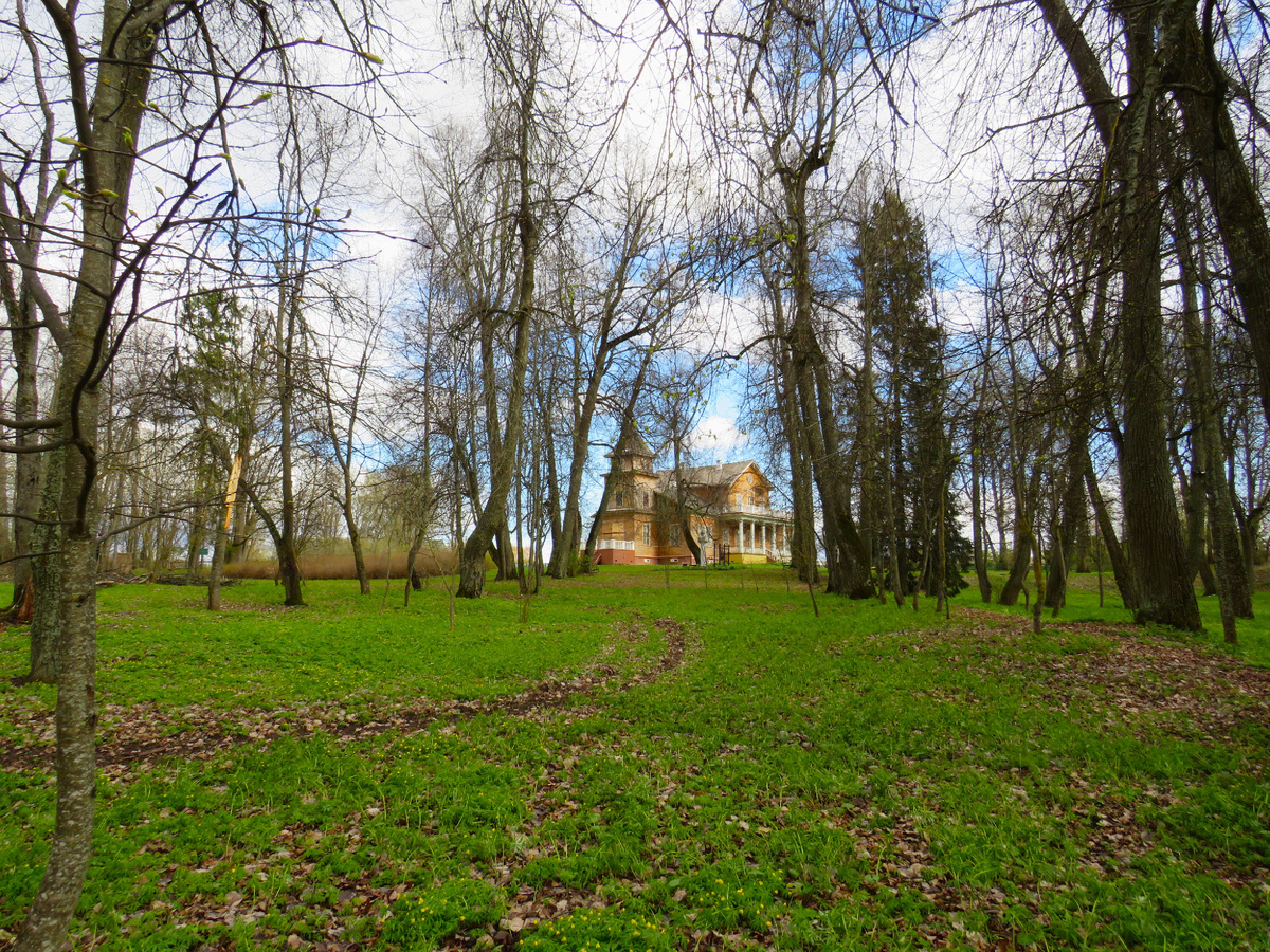 Вид на усадебный дом из парка