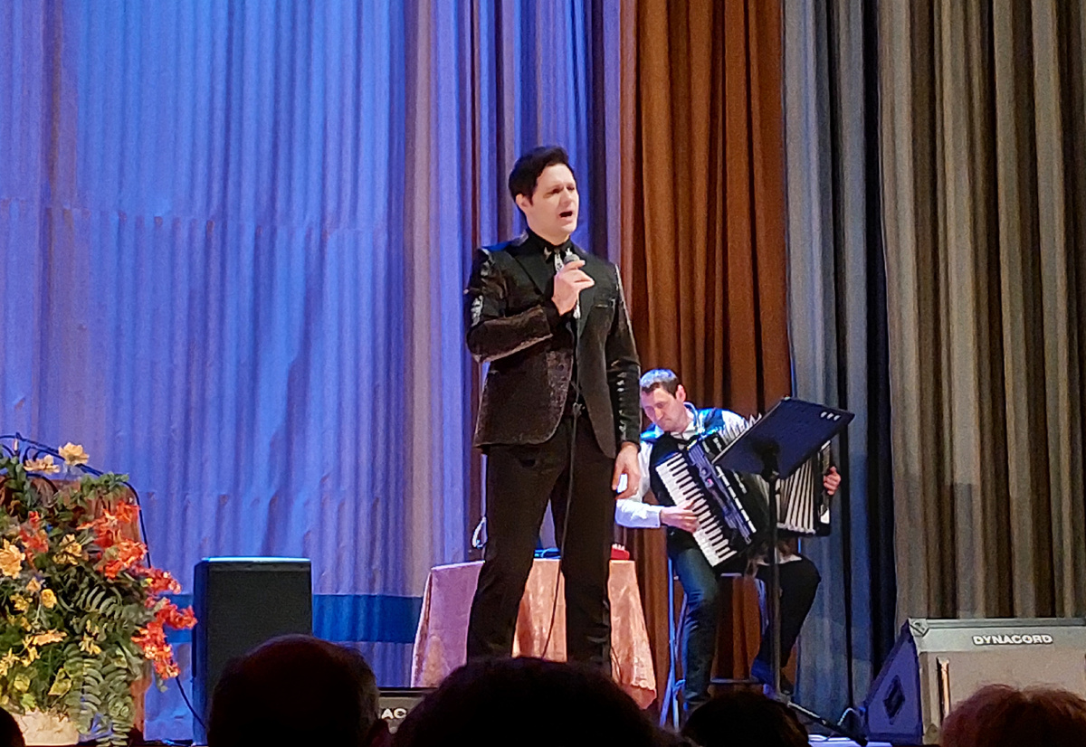 Певец Николай Рябуха, сопровождение на аккордеоне - Юрий Пашалы. Фото автора.