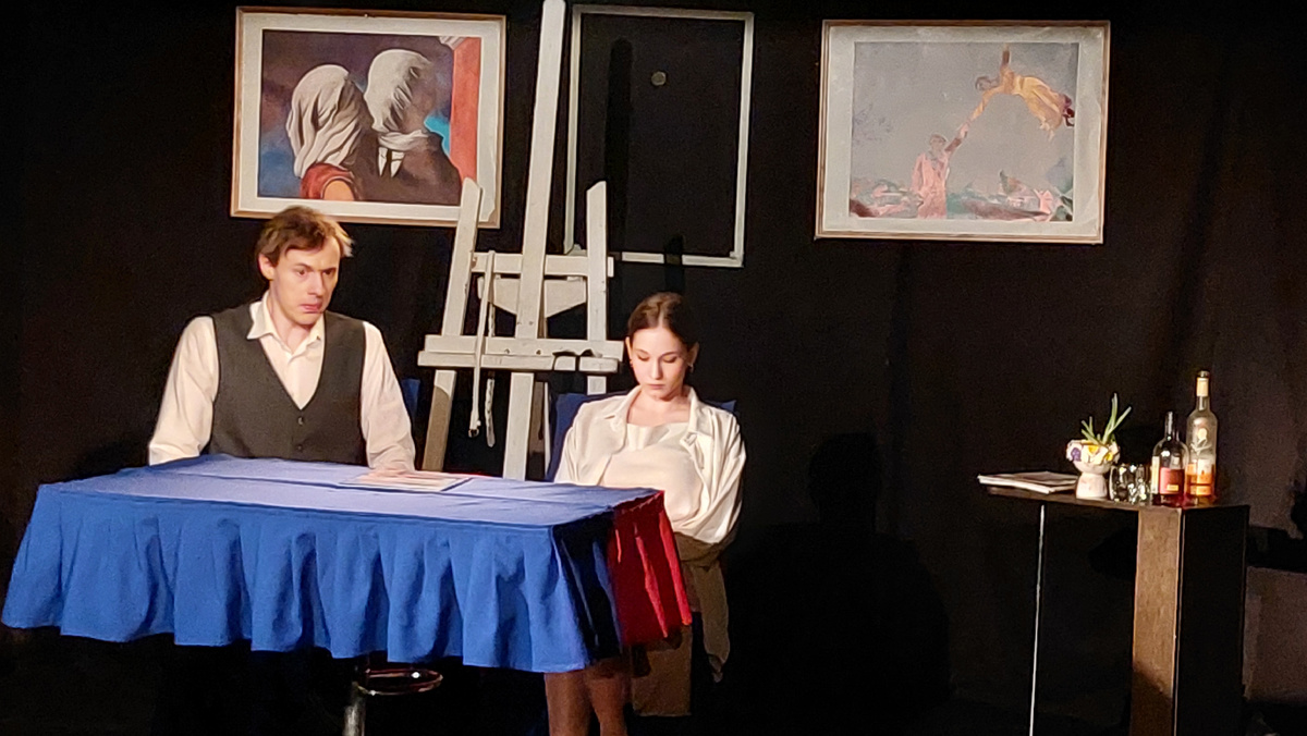 Сцена из спектакля "Он, она и его жена"