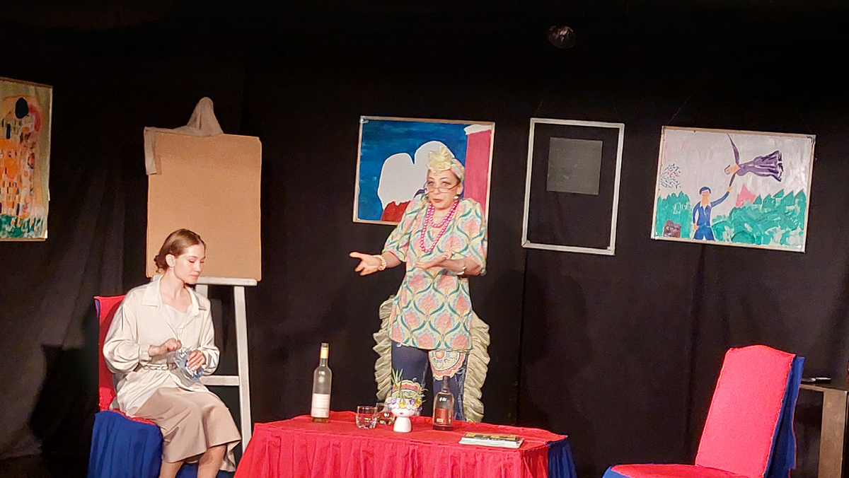 Сцена из спектакля "Он, она и его жена"