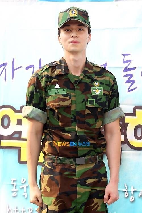 Ли Дон Ук в армии