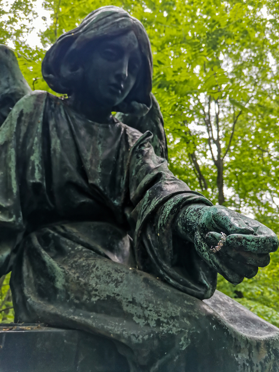 Кольцо на пальце ангела на могиле Д. С. Мордвинова, Новодевичье кладбище СПб. Наверняка подарок.