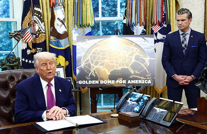    Президент США Дональд Трамп делает заявление относительно системы противоракетной обороны «Золотой купол».REUTERS/Kevin Lamarque