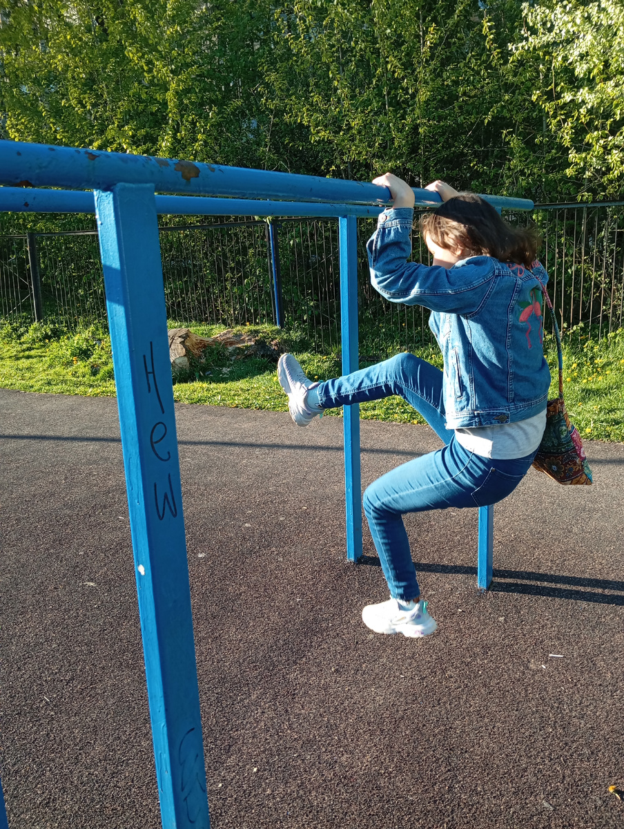 Подтягиваться и закидывать ноги, ещё не получается.