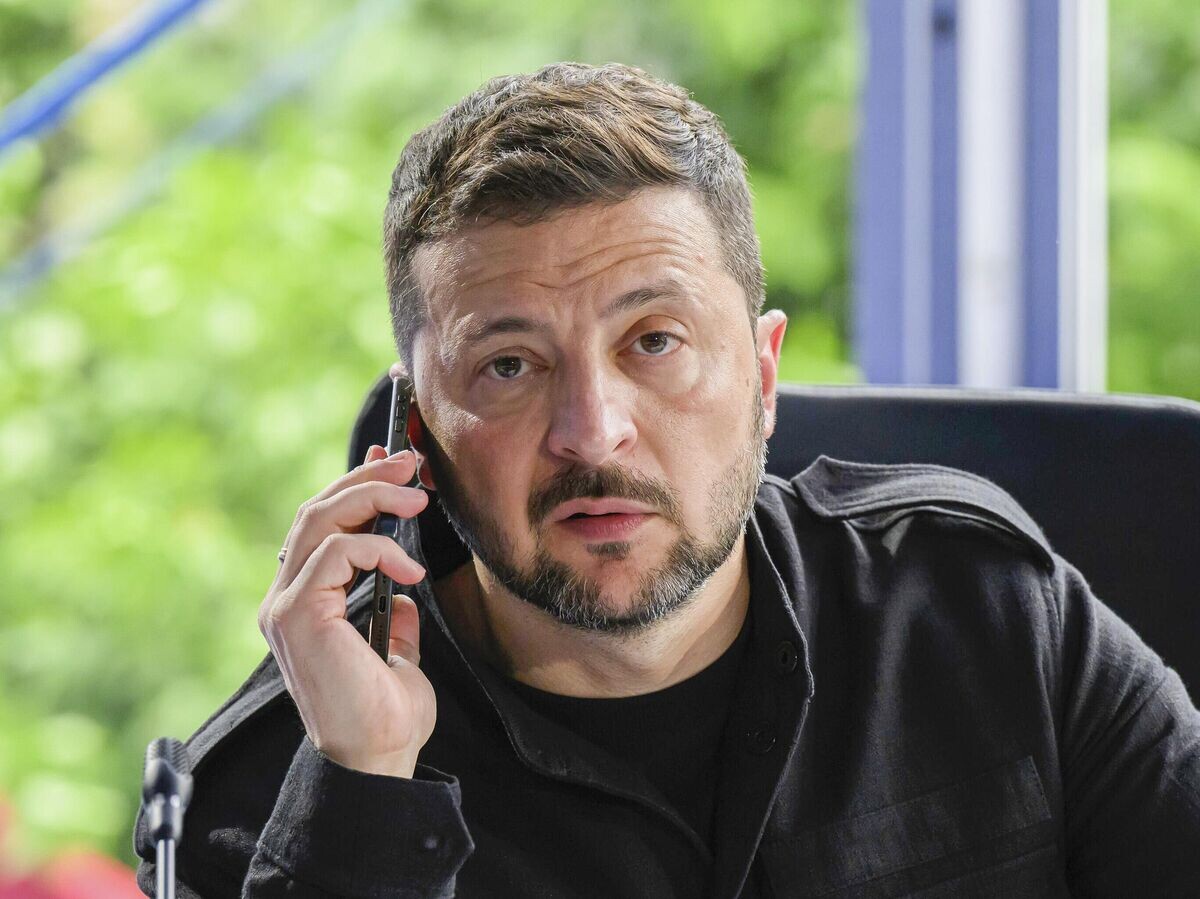    Владимир Зеленский разговаривает по телефону во время встречи на саммите Европейского политического сообщества в Тиране, Албания© Leon Neal