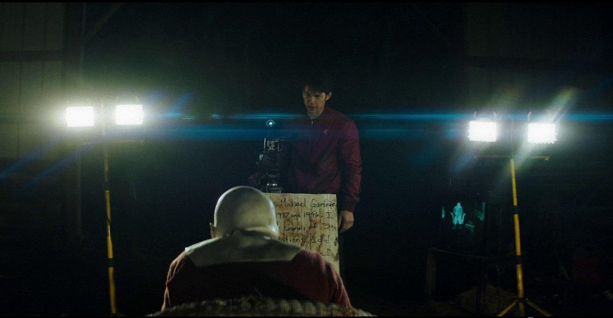 Кадр из фильма «Вторжение в эфир» (2021)