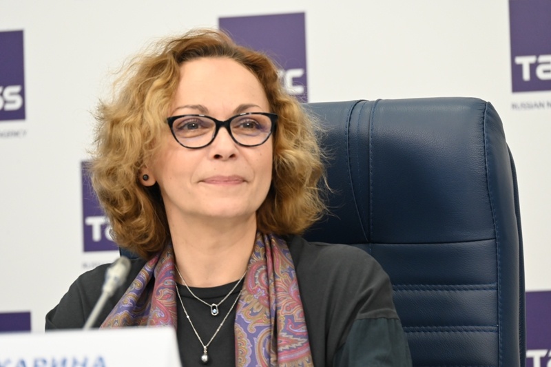  Карина Дымонт - заслуженная артистка РФ.        