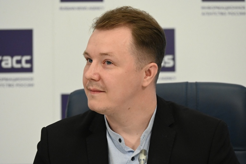 Дмитрий Берестов - директор театра. 