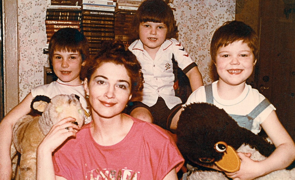 Мама и трое детей