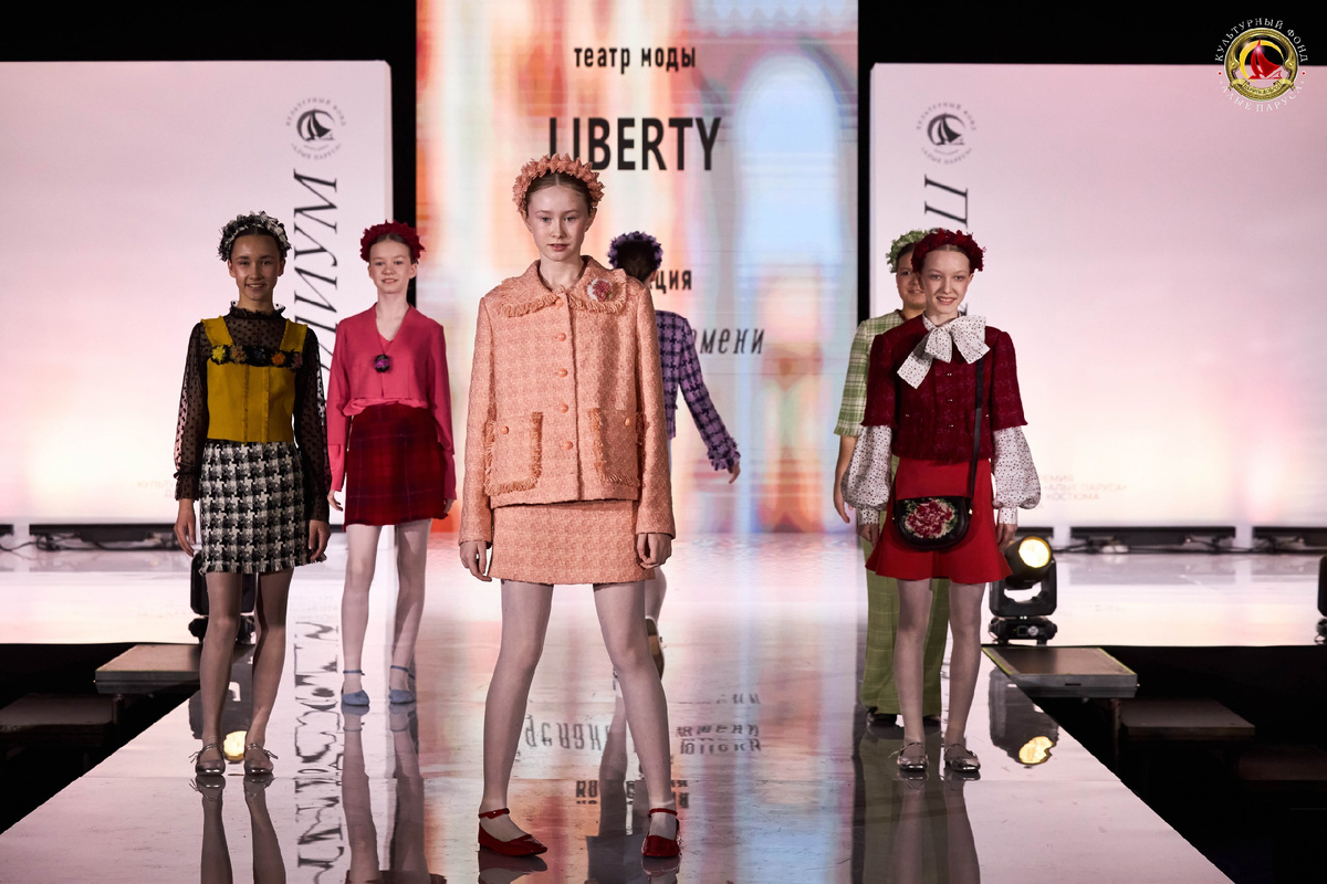 Ткань для коллекции произведена на легендарном камвольно-суконном комбинате в Тюмени
источник: vk.com, культурный фонд "Алые паруса"
