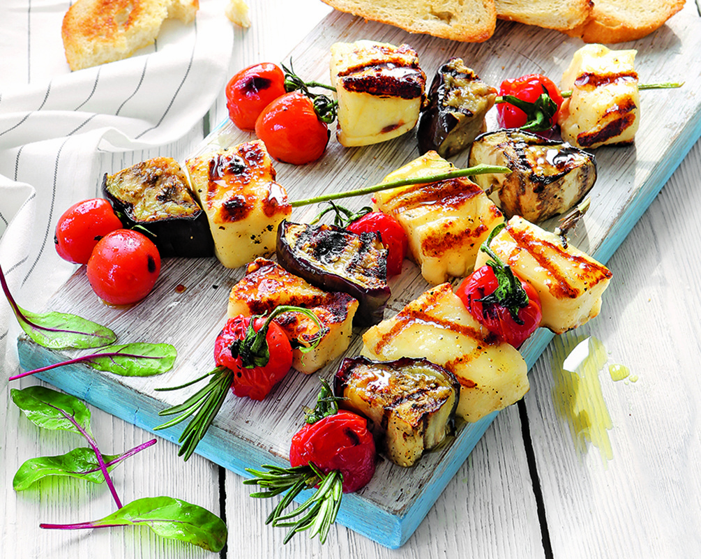 Шашлычки из халуми, баклажанов и помидоров черри