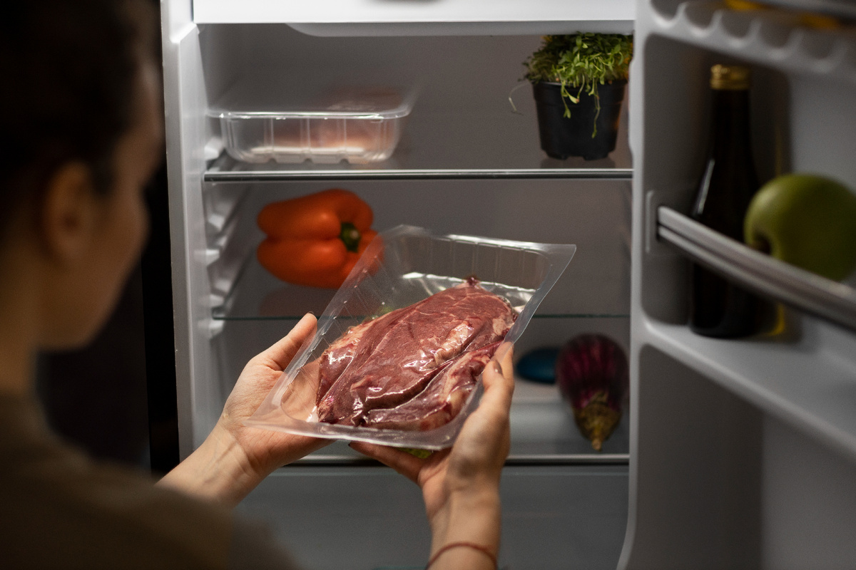 https://ru.freepik.com/free-photo/high-angle-woman-holding-meat_32274182.htm