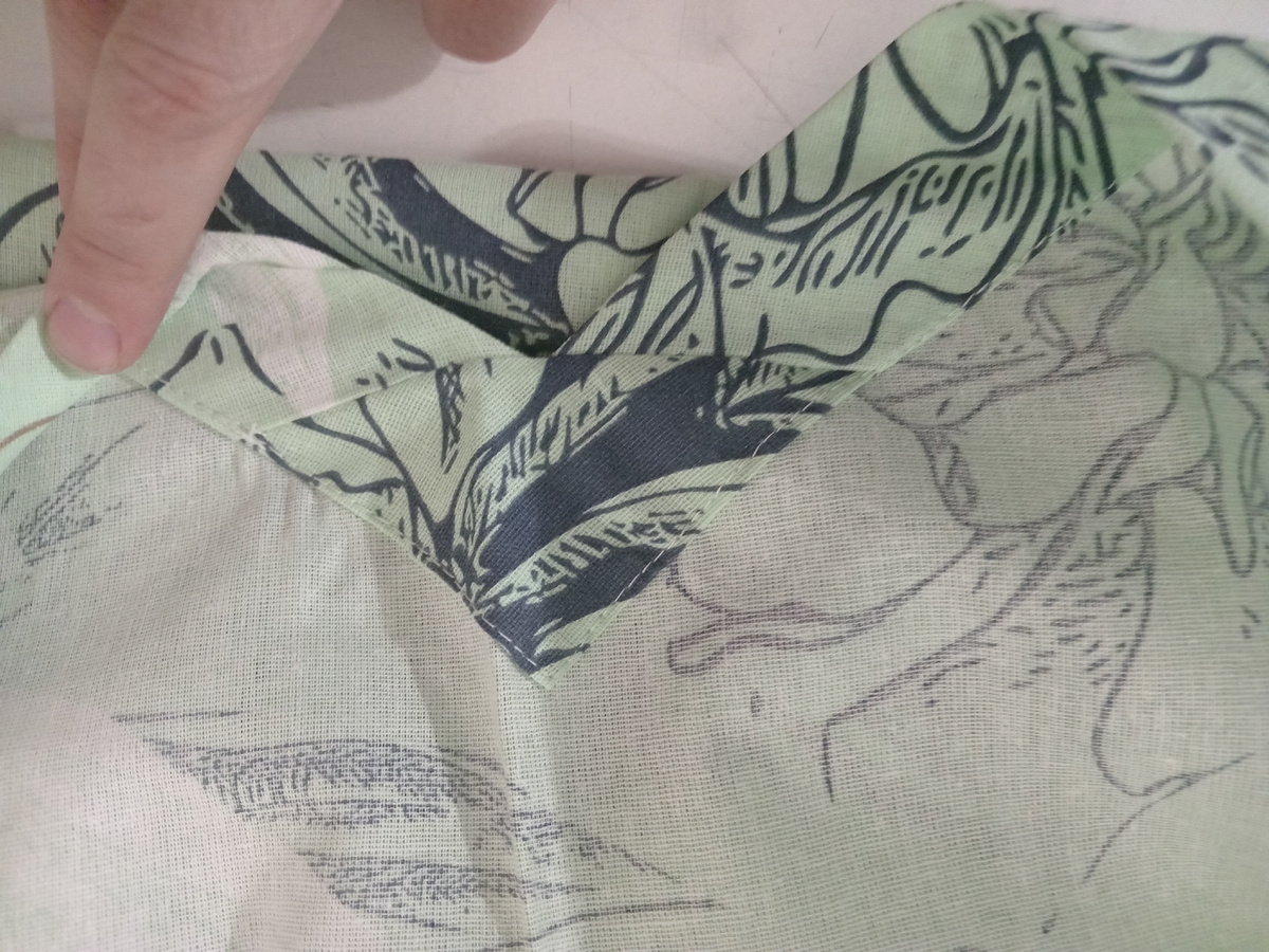 На фото подгиб выреза ромб. Вшит усилитель в виде треугльника для прочности и долговечности