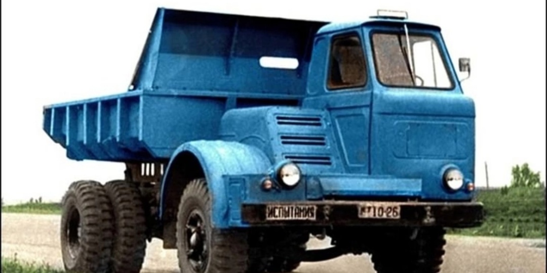 Оригинальный грузовик с асимметричной кабиной.