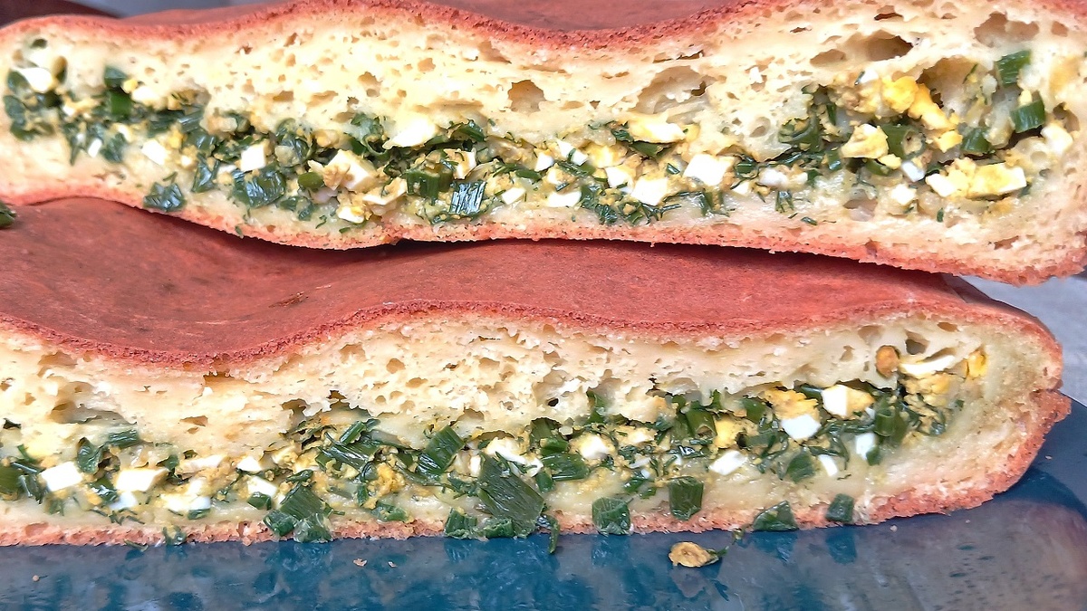 Заливной пирог с луком и яйцом