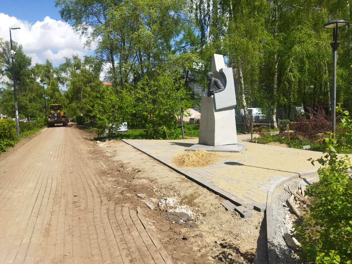 Сахарова благоустроили, а дорожку сломали. Такие дорожки не расчитаны на такие погрузчики.