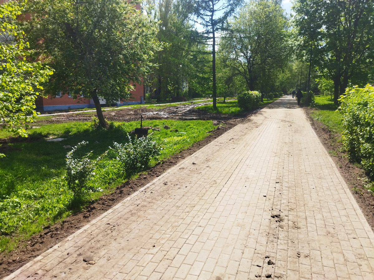 Дорожка волнами и в грязи, благодаря погрузчику. Значит и её будут ремонтировать. Да и газон пострадал.