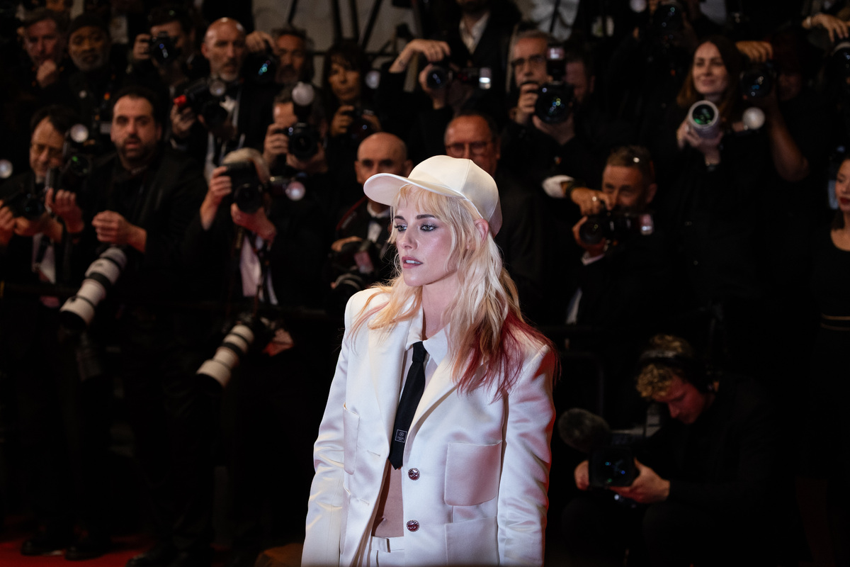     Путь Кристен Стюарт от звезды “Сумерек” до режиссерского дебюта в Каннах и женской версии фильма “Дневник баскетболиста”