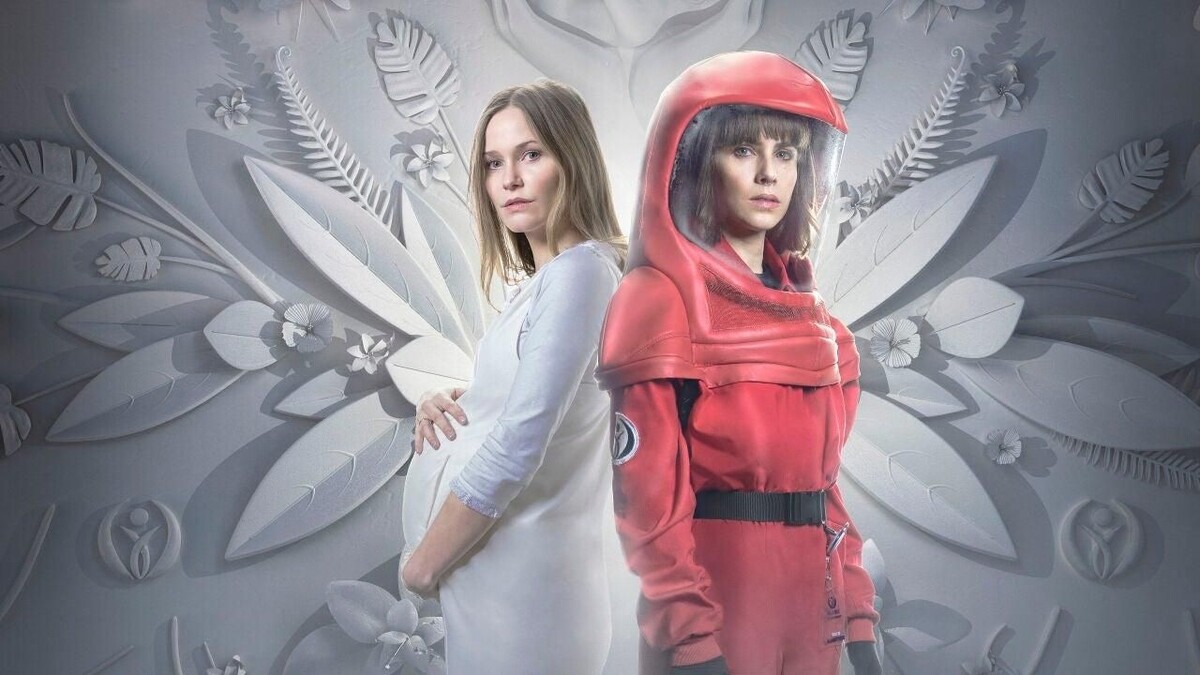 Беременная жена дипломата и акушерка в красном, она же пасечница - в первых 20 минутах сериала в центре внимания