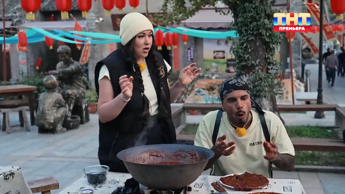 Кадр из шоу "Сокровища императора"/ ТНТ
