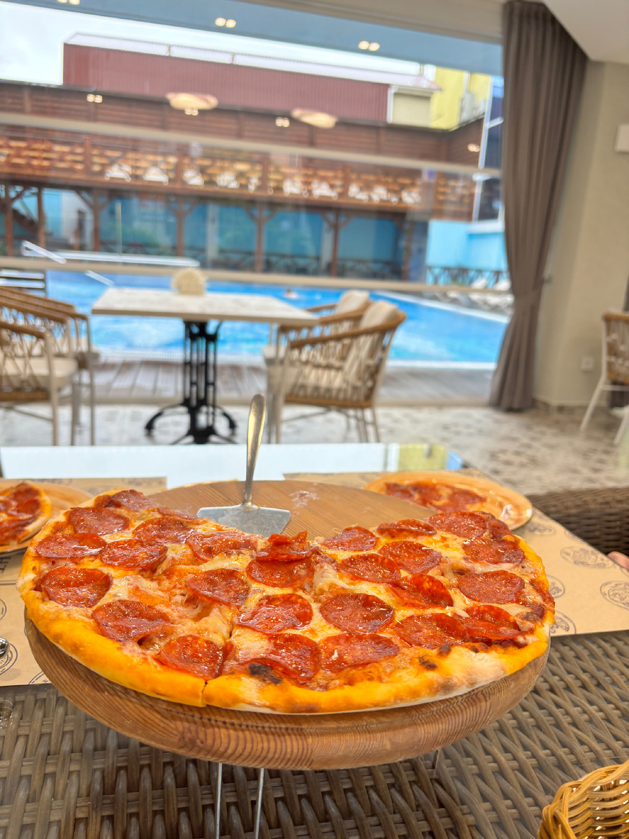Пицца с видом на бассейн 😆