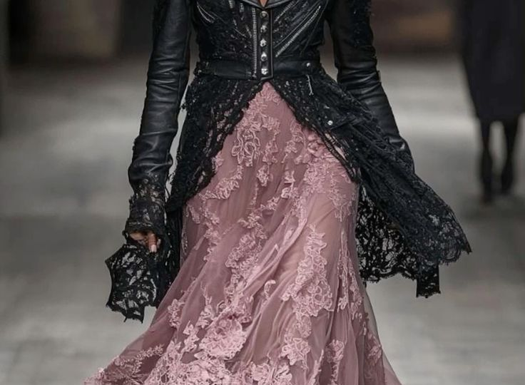 🌺"Дерзкое сочетание: кожа и кружево в одном образе. Нежность и бунтарство в одном луке"