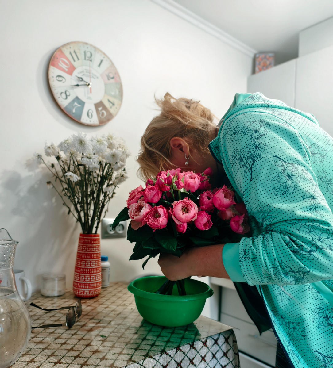 Марина подрезает розы