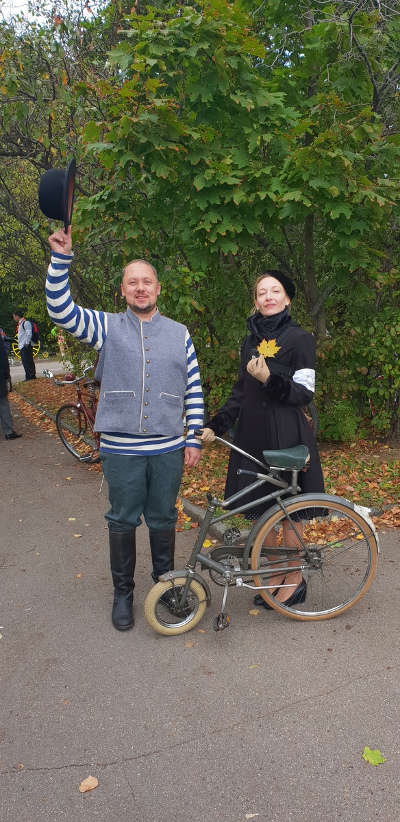 Андрей Мятиев, организатор велопробега, с диковинным велосипедом