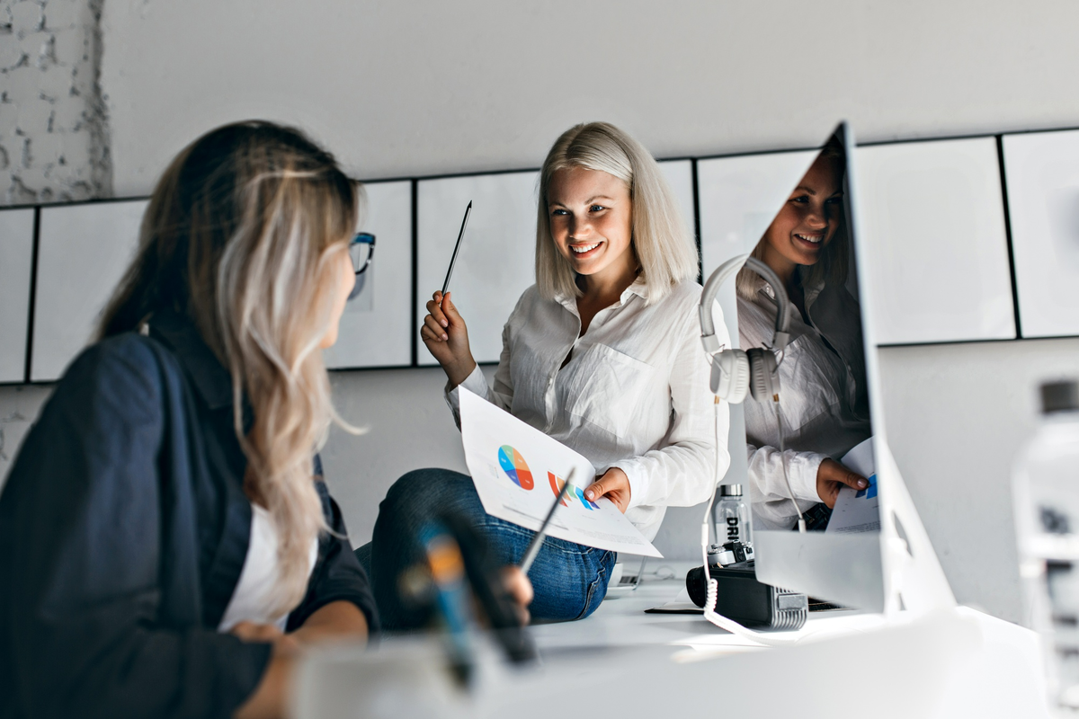 https://ru.freepik.com/free-photo/smiling-blonde-female-manager-holding-infographic-pencil-while-sitting-table-indoor-portrait-two-women-working-with-computer-office_10483978.htm#fromView=search&page=1&position=6&uuid=4d1a9d6d-4132-4812-bb82-350e55aa0f3f&query=маркетинг