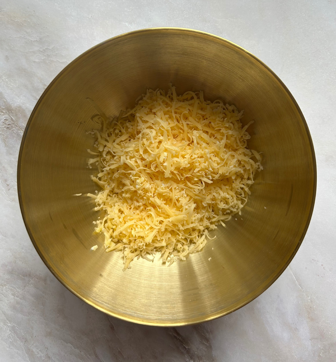 Сыр натереть на мелкой терке.