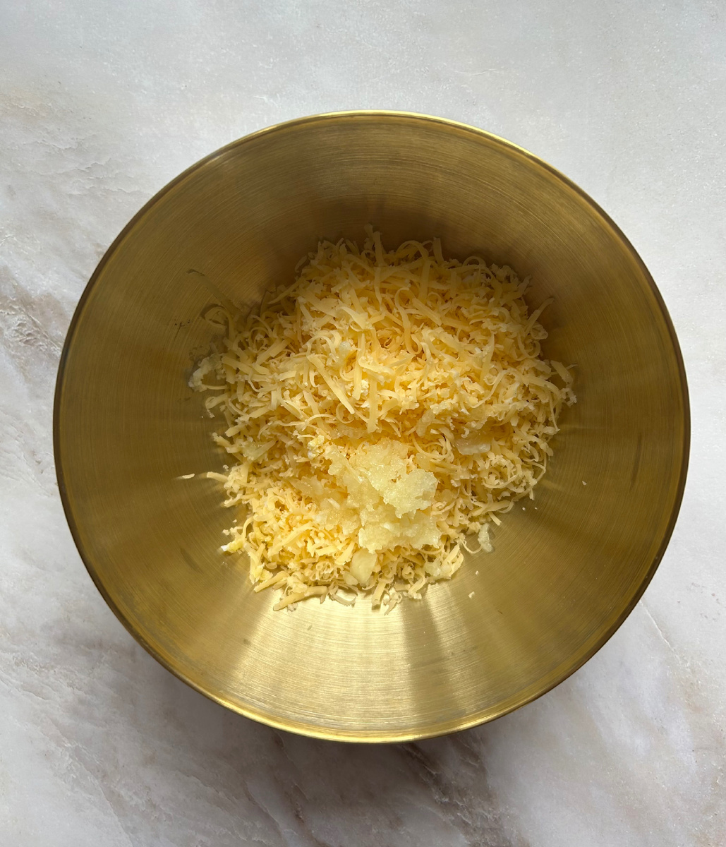 Подавить чеснок прессом или натереть на терке.