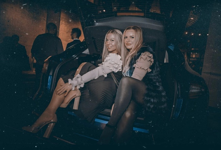 Светлана в юности с подругой