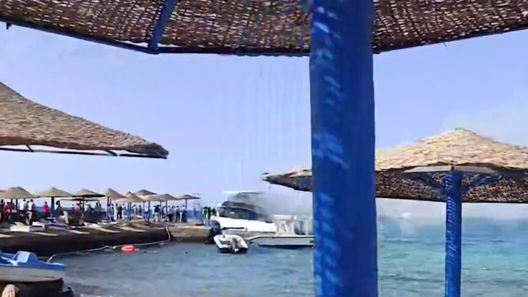    Пожарные тушат катер / Фото: Телеграм-канал SHOT