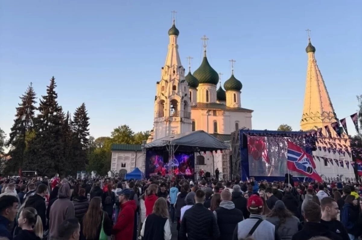   Ярославцы поддерживают «Локомотив» на Советской площади