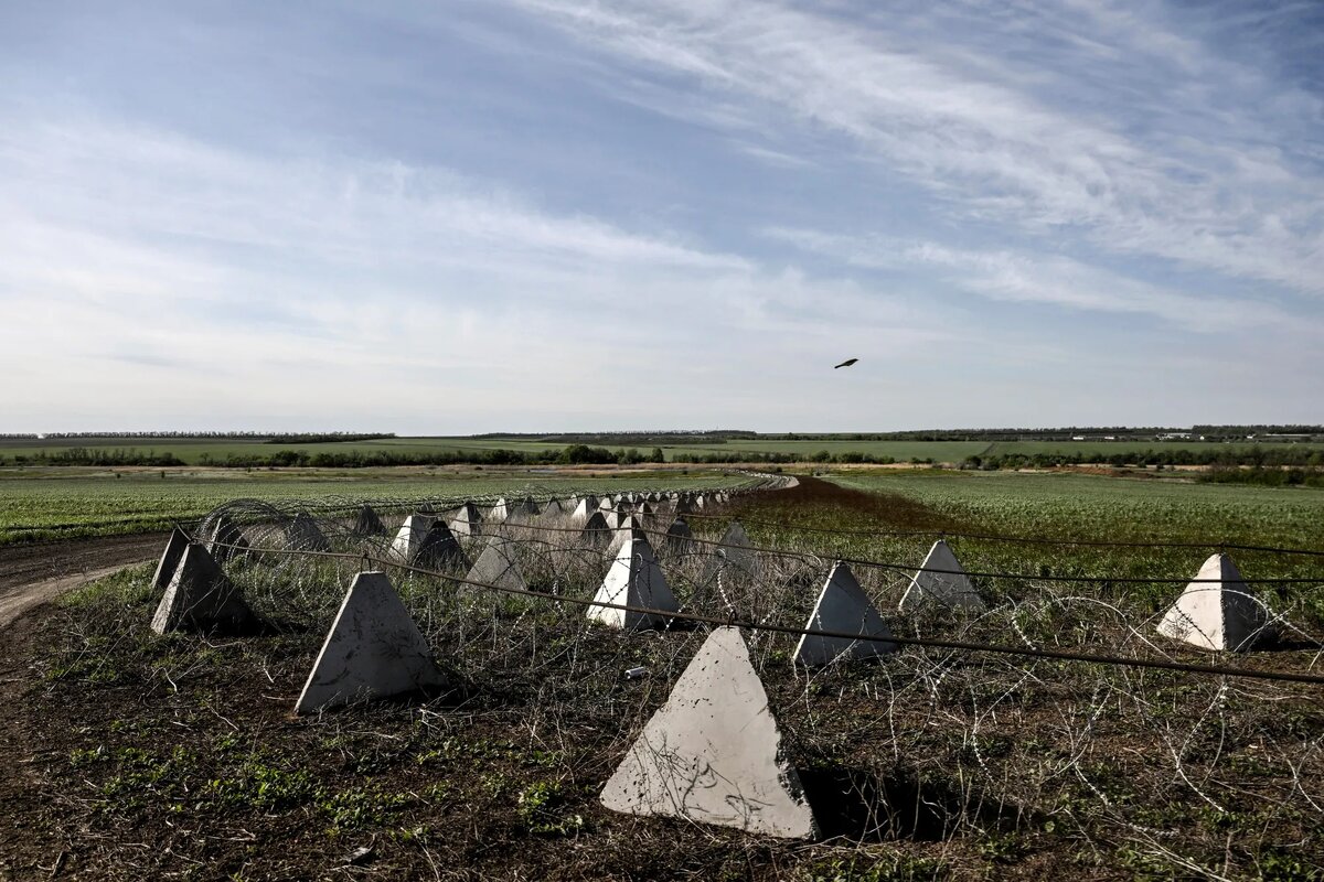 Зубы дракона в поле в Донецкой области, Украина, 2 мая. Фотограф: Дмитрий Смоленко/Укринформ/NurPhoto/AP Photo