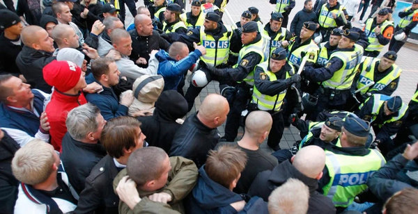    Шведская молодёжь требует разрешить называть сотрудников полиции идиотами