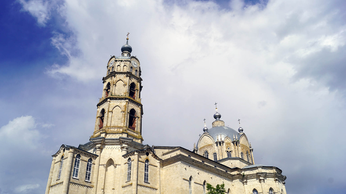 Высота колокольни — 40 метров, самого храма — 50 метров. Собор вмещает 1200 человек. Листайте галерею, чтобы увидеть ещё фото 