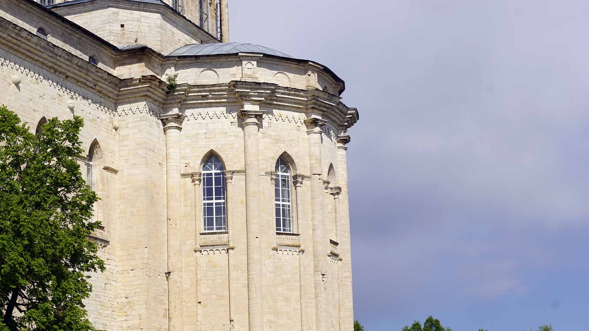 Узкие стрельчатые окна характерны для готического стиля в архитектуре