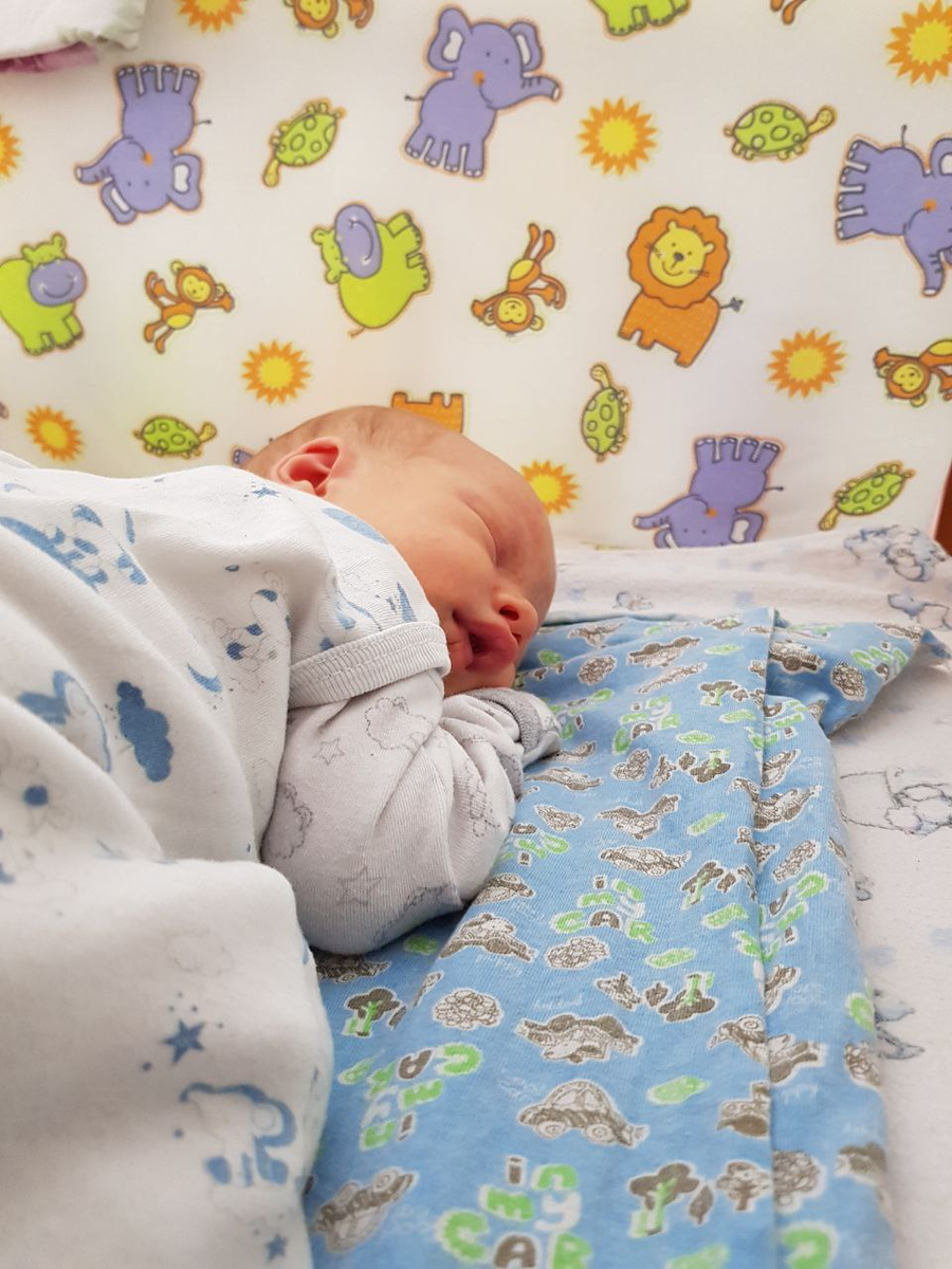 Это наш средний сынок- Данила. Здесь ему недели две