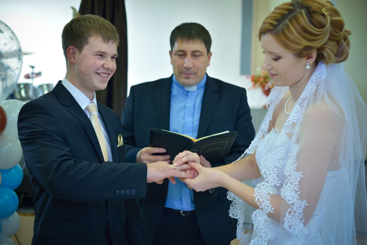 У нас было очень красивое венчание и выездная регистрация брака