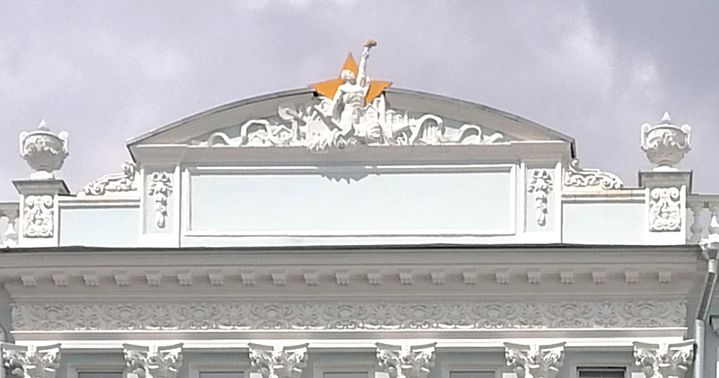 Герб с рабочим, звездой, молотом и кинопленкой