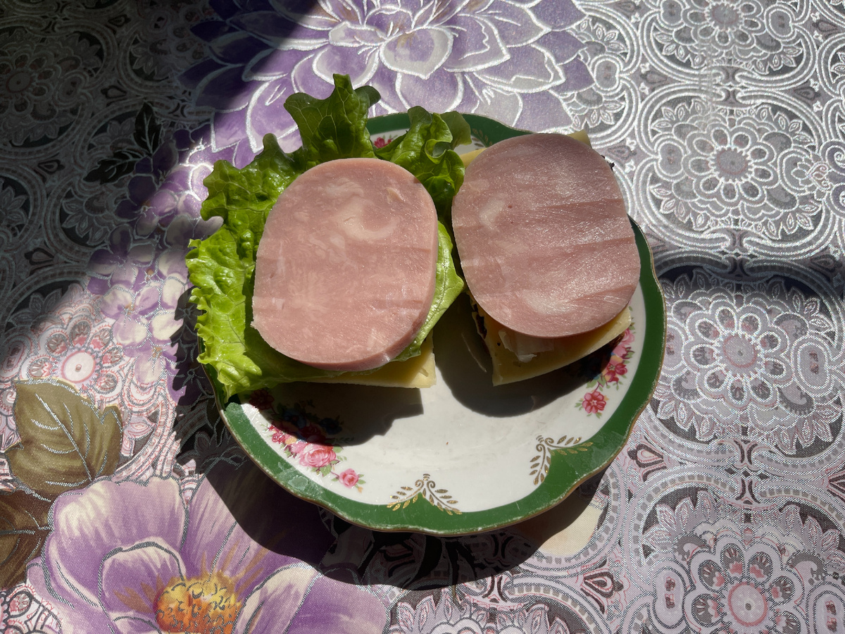 Два небольших бутерброда (черный хлеб с тмином, масло, салат, сыр, ветчина из индейки)