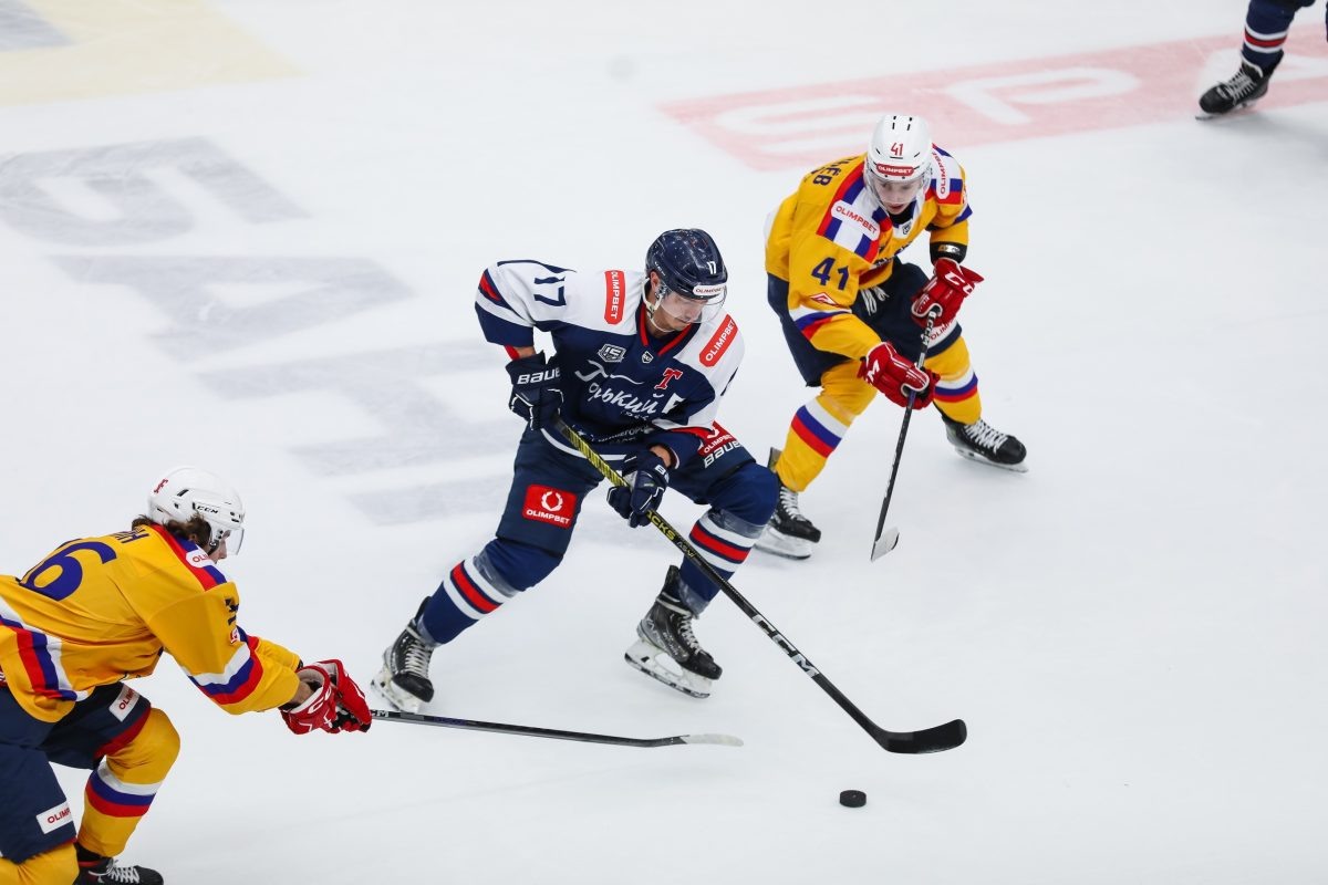    На льду «Нагорного» горьковчане потерпели первое поражение в плей-офф: в 1/8 финала они проиграли московской «Звезде» (1:5)